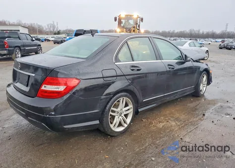 2013 Mercedes-Benz C 250 z USA, uszkodzony, nr VIN WDDGF4HB9DA769807